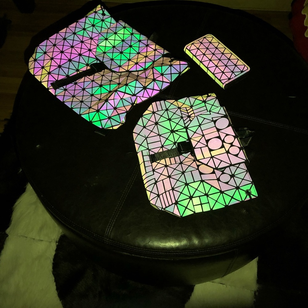 🔥 1 LEFT Light Reflective Backpack 🔥 - Picture 10 of 10